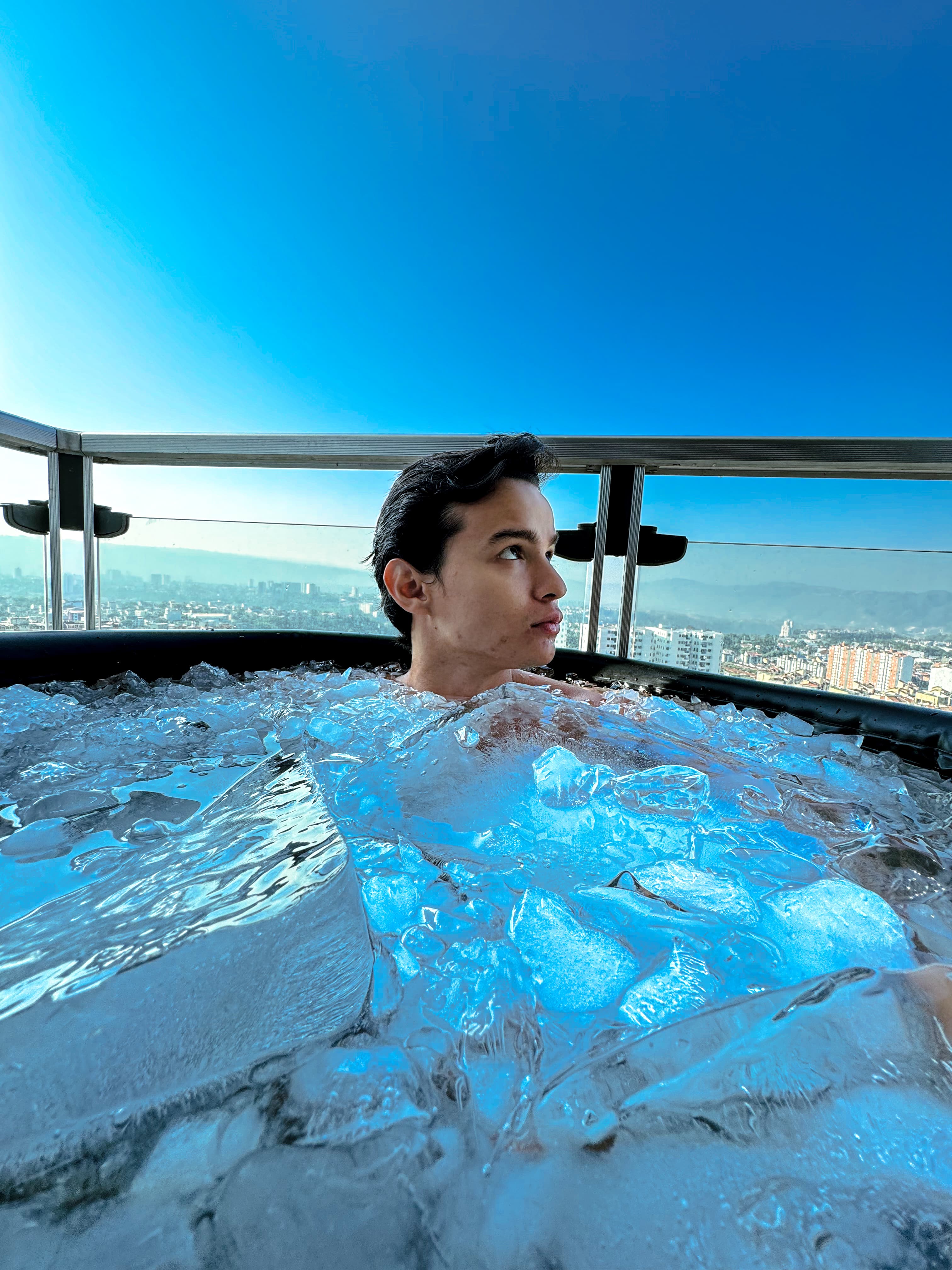 Miembro de Pulso Polar tomando un baño de hielo
